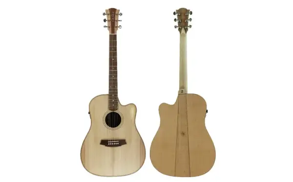 Akustyczna gitara z jasnego drewna, idealna do grania najpopularniejsze szanty tekst. Widok z przodu i z tyłu.