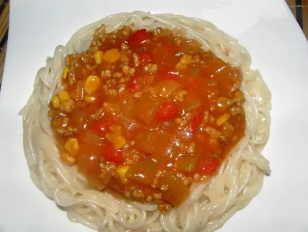Proste spaghetti z sosem słodko-kwaśnym, które zachwyci każdego