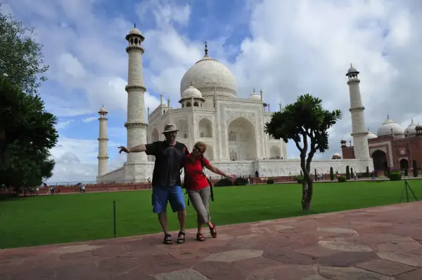 Para zwiedza Taj Mahal w Indiach, pozując na tle majestatycznego mauzoleum.