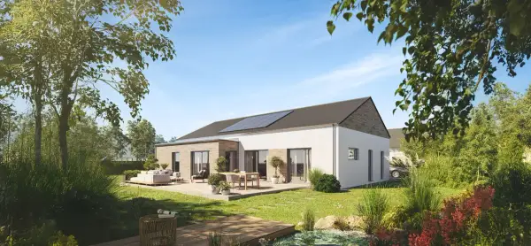 Moderner Bungalow mit Solaranlage und Terrasse im Grünen. Hier erfahren Sie, was kostet ein Bungalow dieser Art.