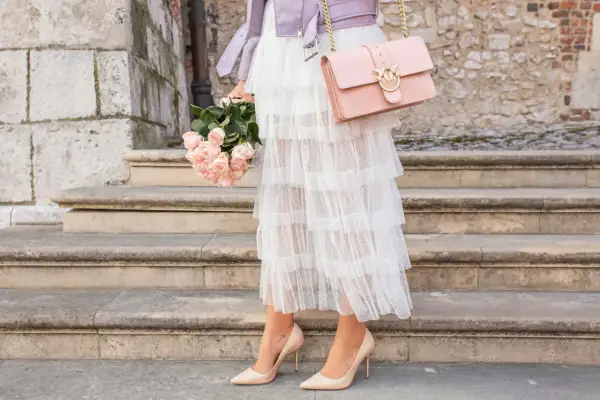 Elegancka spódnica tiulowa w stylizacjach na wiosnę. Delikatny tiul, pastelowa ramoneska i bukiet róż tworzą romantyczny look.