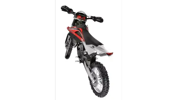 Husqvarna WR 125 gotowy do akcji. Czerwono-biały motocykl crossowy z grubymi oponami i wyścigowym designem.