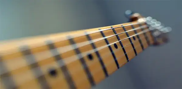 Jak ustawić menzurę w gitarze elektrycznej, aby uniknąć błędów strojenia