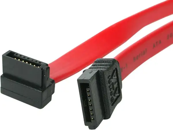 Czerwony kabel SATA z czarnymi złączami, gotowy do podłączenia dysku. Różnica między ATA a SATA jest widoczna w złączach.