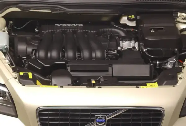 Silnik Volvo V40 D2 z widocznym kolektorem dolotowym i napisem VOLVO.