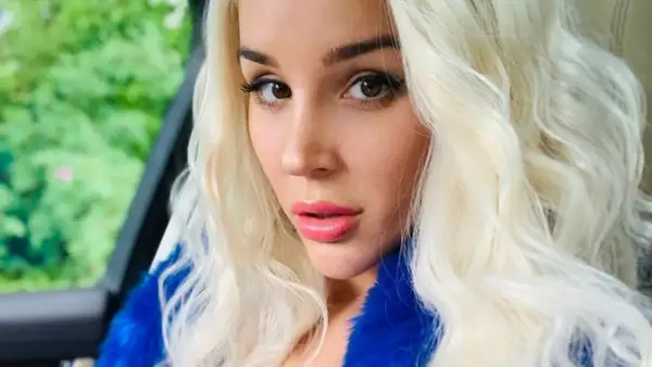 Blondynka w niebieskim futerku, kto to? Może to właśnie ona, słynna sexmasterka, która budzi tyle emocji.