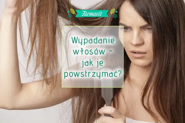 Zmartwiona kobieta trzyma garść włosów, zastanawiając się, dlaczego wypadają włosy i jak temu zaradzić.