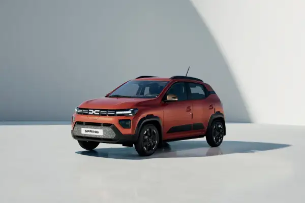 Dacia Spring arancione, un'auto elettrica pensata per la città, con un'ottima **dacia spring autonomia** per i tuoi spostamenti quotidiani.