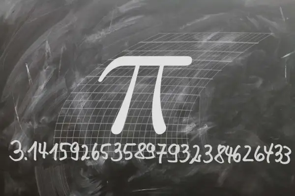 Symbol Pi i jego rozwinięcie dziesiętne na tablicy.