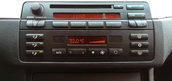 Wyświetlacz klimatyzacji BMW pokazuje 32°C. Włączam nawiew, by poczuć przyjemne, zimne powietrze z nawiewu.