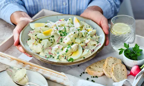 Ein köstlicher Spargelsalat mit Eiern und Radieschen, perfekt für ein leichtes Mittagessen. Dieses Spargelsalat Rezept ist ein Genuss!