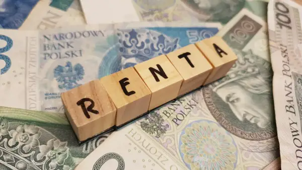 Drewniane klocki z napisem "RENTA" leżą na polskich banknotach. Czy to zapowiedź renty alkoholowej 2026?