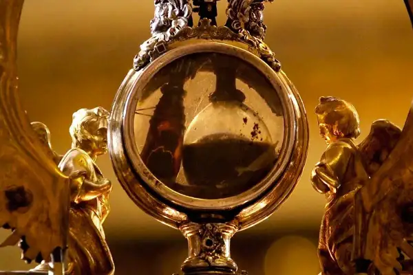 Reliquiario con ampolla contenente il sangue di San Gennaro. Il suo significato è legato al miracolo della liquefazione, simbolo di speranza e protezione per Napoli.