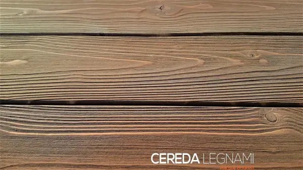 Tavolato in legno con venature marcate, una definizione naturale che evoca calore e solidità.