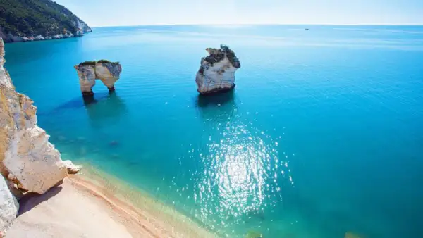 Scogliere bianche e mare turchese, un angolo di paradiso tra le spiagge più belle d'Italia.