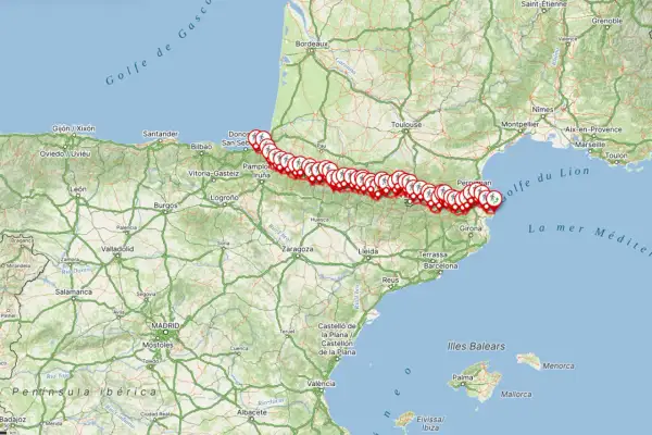 Mapa de la senda pirenaica, con marcadores de senderistas a lo largo de la cordillera, desde el Golfo de Vizcaya hasta el Mediterráneo.