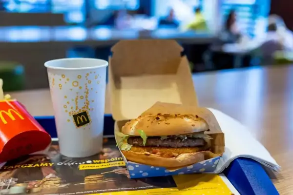 Hamburger z McDonald's, frytki i napój. Zastanawiasz się, ile kcal ma hamburger z Mc? Ten zestaw to smakowita opcja.