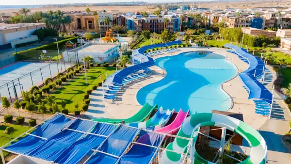 Wodne szaleństwo w Radisson Individuals Marina Port Ghalib: baseny, zjeżdżalnie i korty.