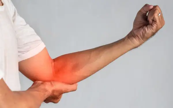 Braccio con tendinite evidenziata in rosso. Forse i rimedi della nonna possono aiutare.