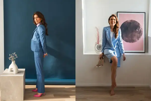 Kobieta w niebieskim garniturze, zastanawia się jakie buty do niebieskiego garnituru wybrać: różowe szpilki lub eleganckie sandałki.