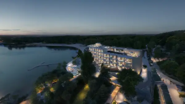 Nowoczesny hotel nad jeziorem, z tarasami i oświetloną ścieżką. Nysa trasa zaprasza do relaksu.