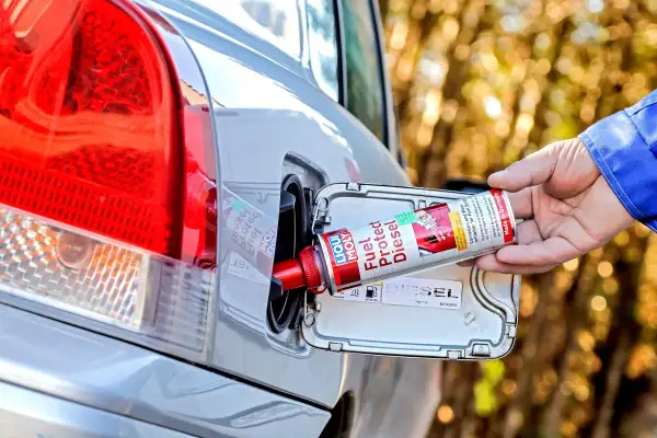 Dodawanie preparatu Fuel Protect Diesel do baku samochodu, by chronić silnik.