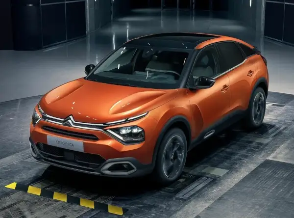 Pomarańczowy Citroen C4 z czarnym dachem, prezentujący nowoczesny design. Wiele osób szuka o nim pozytywnych **citroen c4 opinie**.