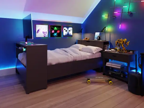Nowoczesny pokój gamingowy na poddaszu z łóżkiem, komputerem, konsolą PlayStation i dekoracjami nawiązującymi do gier.