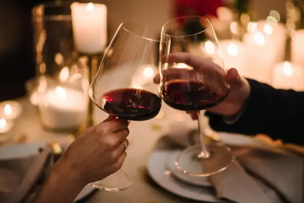 Alkohol po depilacji laserowej: Dlaczego to zły pomysł i co grozi?