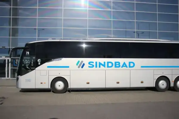 Biały autokar Sindbad z niebieskim logo. Sprawdź sindbad ceny biletów na podróż!