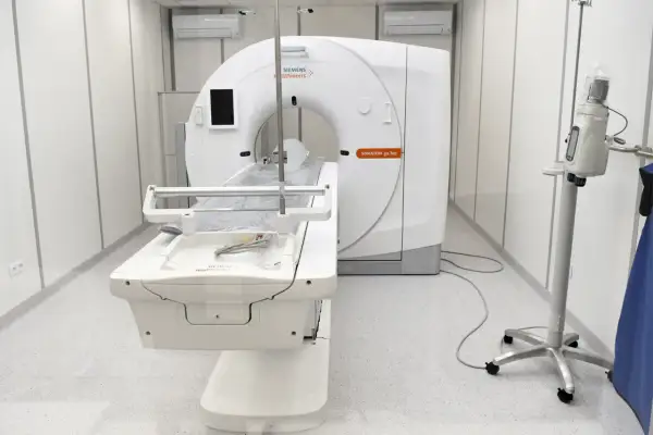 Nowoczesny tomograf komputerowy Siemens SOMATOM go.Top. Sprawdź aktualną tomograf cena.