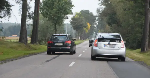 Srebrny Toyota Prius i czarny Opel Astra jadą drogą. Czy można przekroczyć prędkość podczas wyprzedzania?
