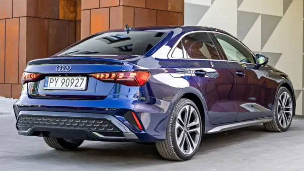 Błękitne Audi A3 sedan, tył pojazdu z tablicą rejestracyjną. Sprawdź aktualną audi a3 cena.