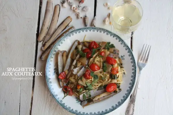 Spaghettis aux couteaux, tomates cerises et persil, une recette simple et savoureuse. Un délice à déguster avec un verre de vin blanc.