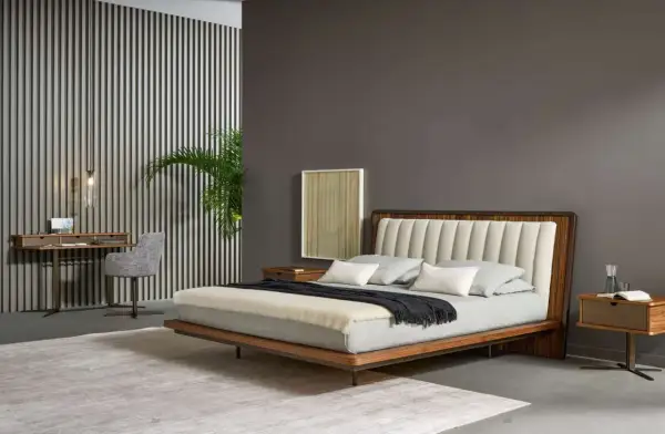 Elegante pittura camera da letto con letto moderno, scrivania e sedia grigia. Parete a righe verticali e pianta verde.