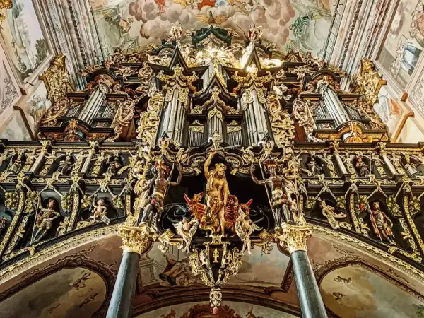 Złota, barokowa fasada organów w Leżajsku, pełna rzeźb i zdobień, to jedna z głównych atrakcji miasta.