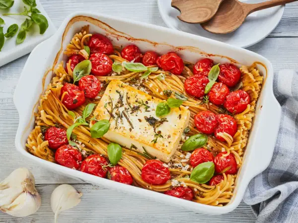 Herzhafte Feta Pasta mit Kirschtomaten und frischem Basilikum, direkt aus dem Ofen.