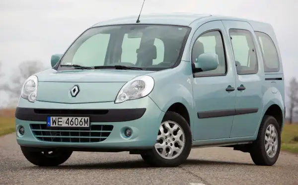 Przód błękitnego Renault Kangoo, gotowego do wymiany żarówki.