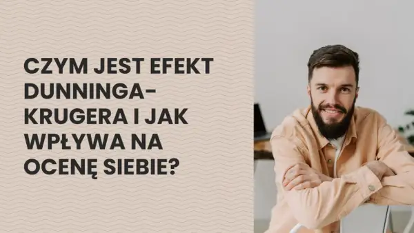 Mężczyzna z brodą uśmiecha się, siedząc przy biurku. Tekst na ekranie pyta o efekt Dunninga-Krugera i jego wpływ na samoocenę, omawiając psychologiczne aspekty.