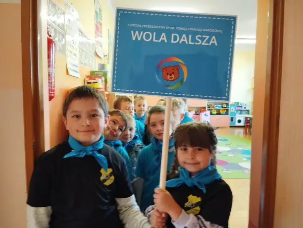Dzieci wesoło wybiegły ze szkoły, niosąc tabliczkę "Wola Dalsza".