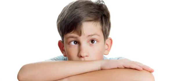 Niño de 3 a 4 años con estrabismo, sus ojos miran en direcciones diferentes.