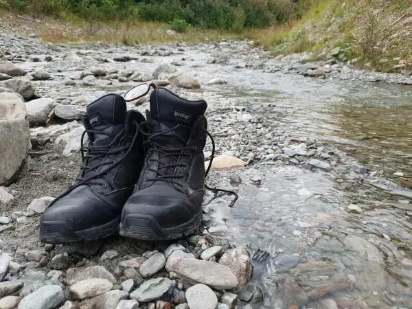 Czarne buty Magnum na kamienistym brzegu potoku. Złe buty na śliskich bazaltach Gór Kaczawskich to gwarancja mokrych stóp i nieprzyjemnych przygód.