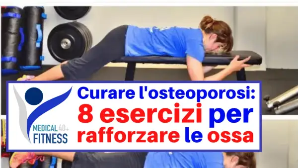 Donna in posizione di plank su panca, parte di un programma di ginnastica per osteoporosi grave.
