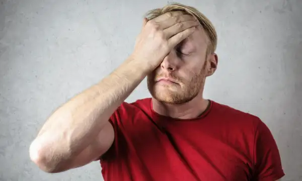 Hombre con mano en la frente, parece que no sabe qué hacer.