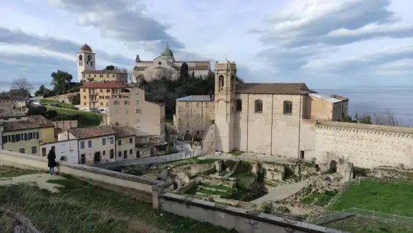 Panoramica del capoluogo Marche con antiche rovine, chiese e il mare all'orizzonte.