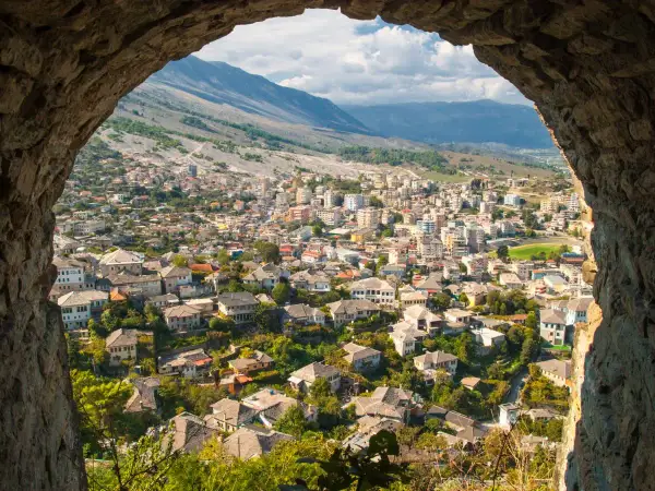 Widok na miasto z kamiennego łuku. Czy Albania jest w UE? To pytanie zadają sobie turyści zwiedzający malownicze krajobrazy.