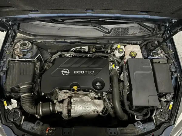 Motor Opel Insignia 2.0 CDTI 170 CV. Se investigan posibles problemas en este motor Ecotec, con turbo visible.