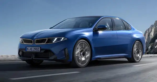 Azul BMW i3 en carretera, listo para explorar con gran autonomía.