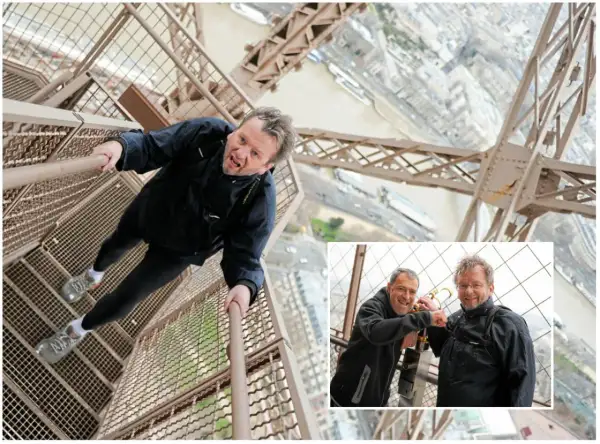 Un homme escalade les marches de la Tour Eiffel, atteignant le 3ème étage. Une vue imprenable sur Paris s'offre à lui.