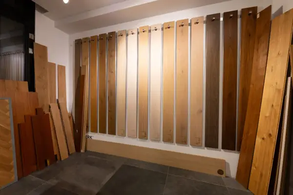 Campione di parquet oliato o verniciato, con diverse tonalità di legno esposte.